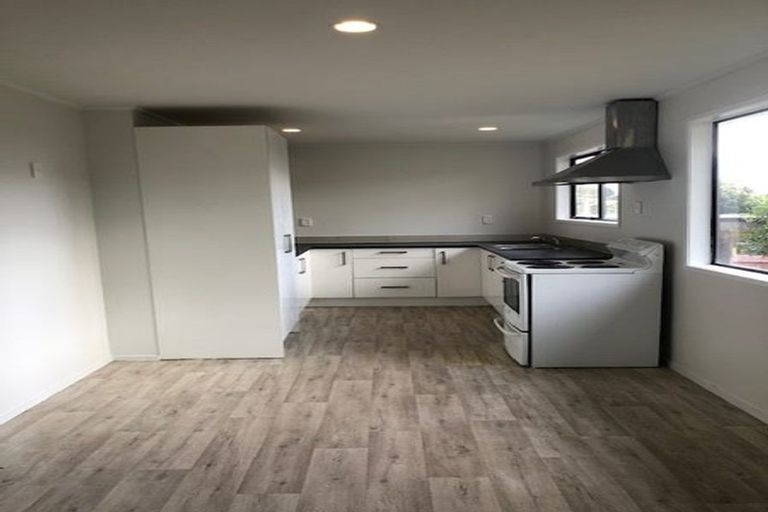 Photo of property in 2/8 Blackgate Place, Weymouth, Auckland, 2103