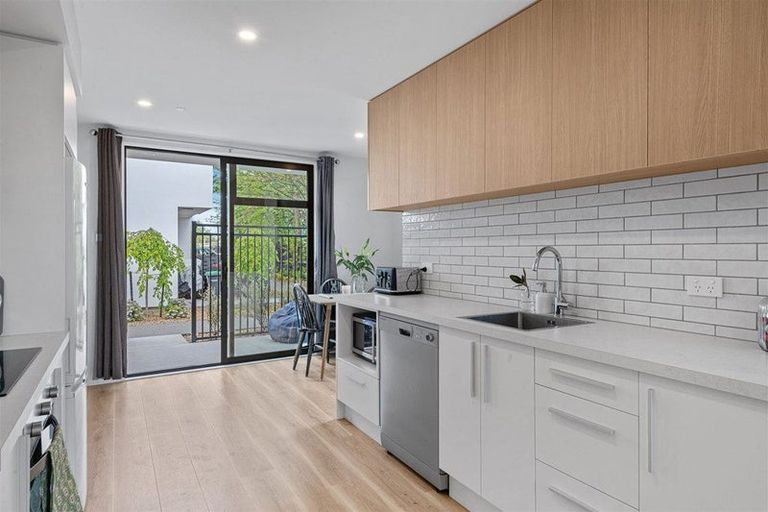 Photo of property in 6/12 New Brighton Road, Shirley, Christchurch, 8061