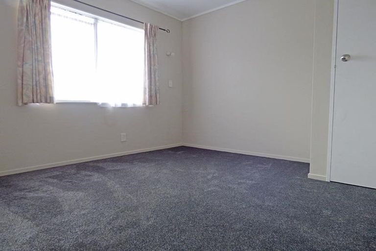 Photo of property in 1/8 Woodside Road, Massey, Auckland, 0614