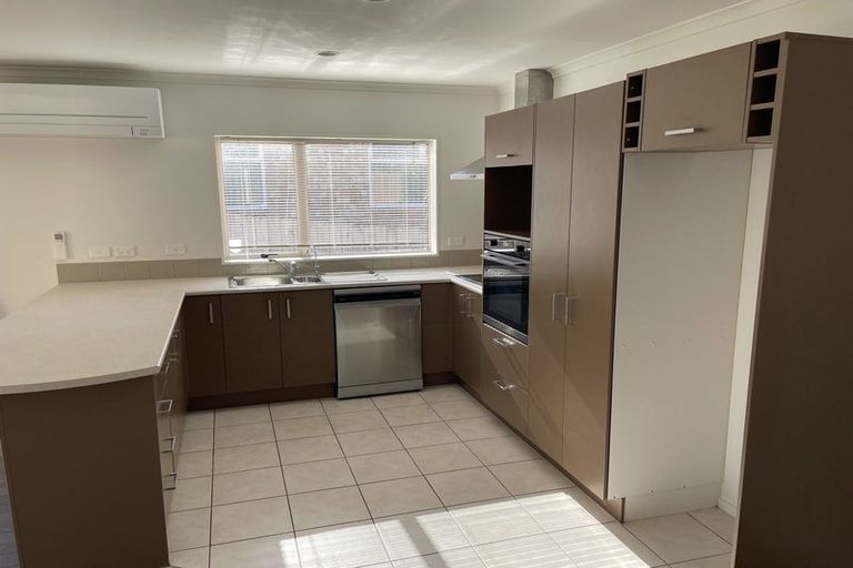 Photo of property in 35 Chesterfield Way, Orewa, 0931