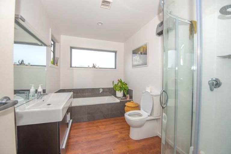 Photo of property in 29 Mcewen Crescent, Riverstone Terraces, Upper Hutt, 5018