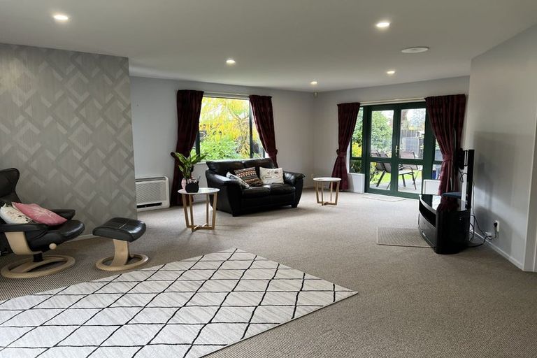 Photo of property in 21 Thornwood Place, Redwood, Christchurch, 8051