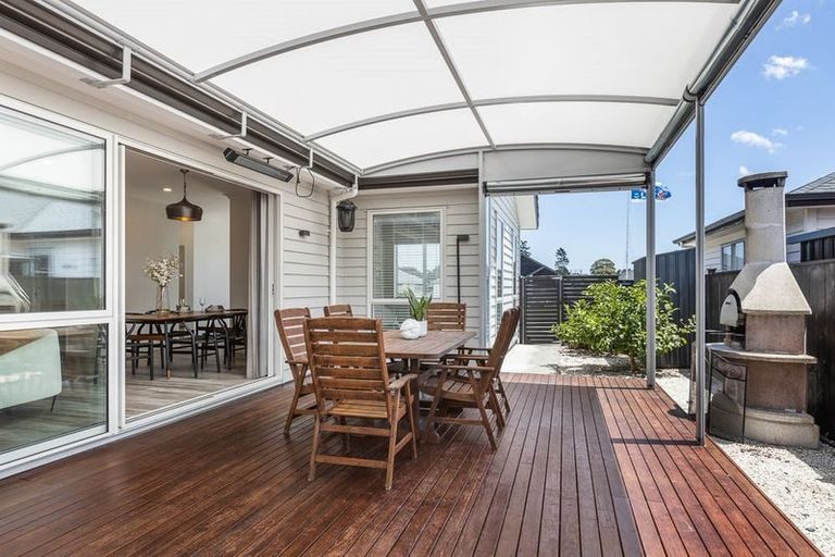 Photo of property in 9 Walter Ruddock Avenue, Kumeu, 0810