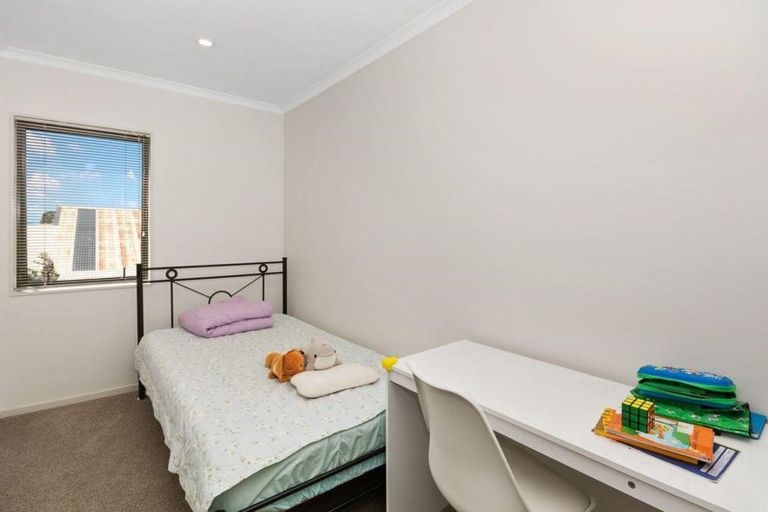 Photo of property in 10/17 Harbour View Road, Te Atatu Peninsula, Auckland, 0610