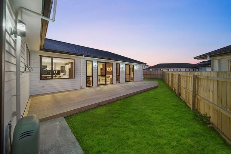 Photo of property in 104 Twin Parks Rise, Papakura, 2110