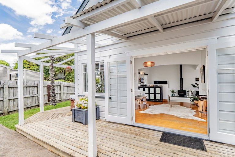 Photo of property in 38 Waiwaka Terrace, Strandon, New Plymouth, 4312