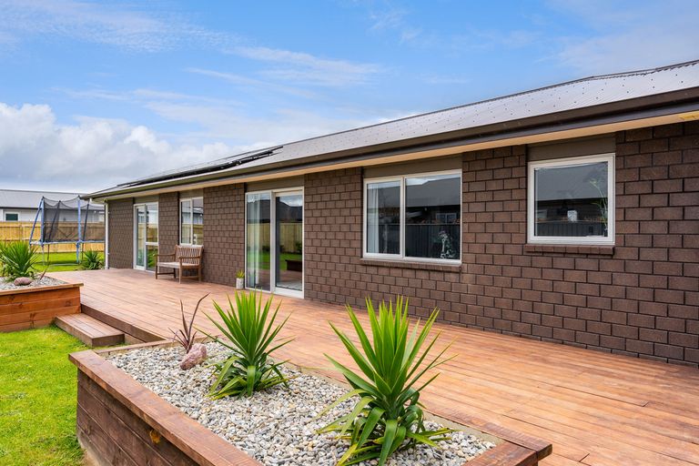 Photo of property in 1 Routhan Way, Carterton, 5713