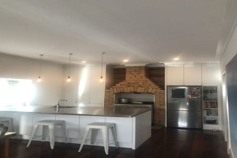 Photo of property in 28 Nikau Street, New Lynn, Auckland, 0600