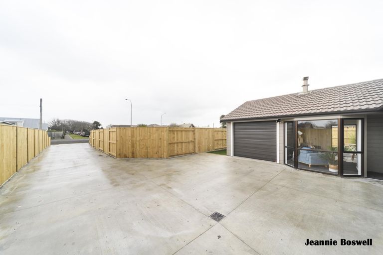 Photo of property in 4 Angelina Way, Kelvin Grove, Palmerston North, 4414