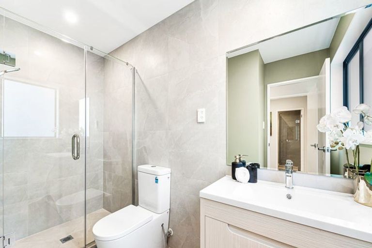 Photo of property in 2/33 Buscomb Avenue, Henderson, Auckland, 0610