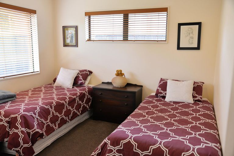 Photo of property in 2/11 Pat O'connor Place, Manurewa, Auckland, 2105