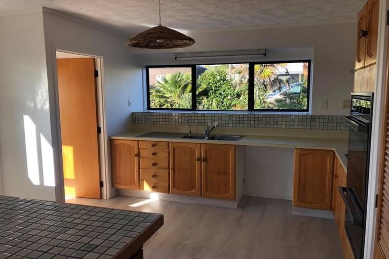 Photo of property in 1/989 Beach Road, Torbay, Auckland, 0630