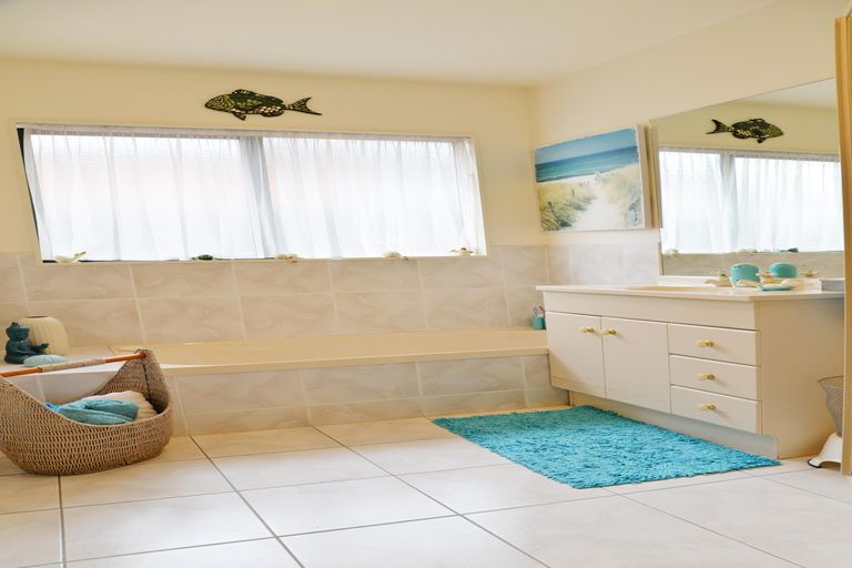 Photo of property in 2/11 Pat O'connor Place, Manurewa, Auckland, 2105