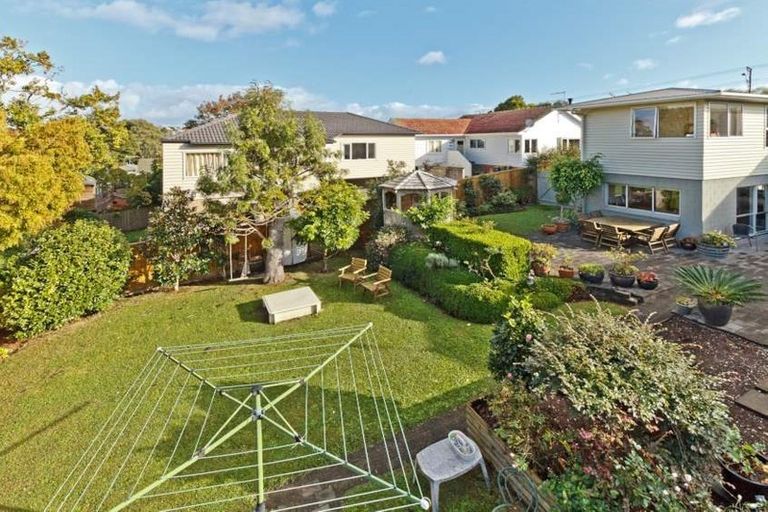 Photo of property in 65 Pupuke Road, Birkenhead, Auckland, 0627