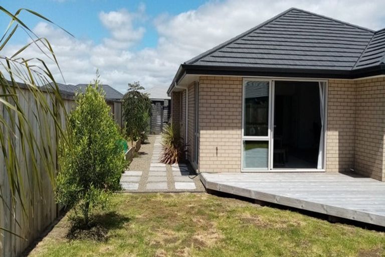 Photo of property in 11 Kaurinui Crescent, One Tree Point, 0118