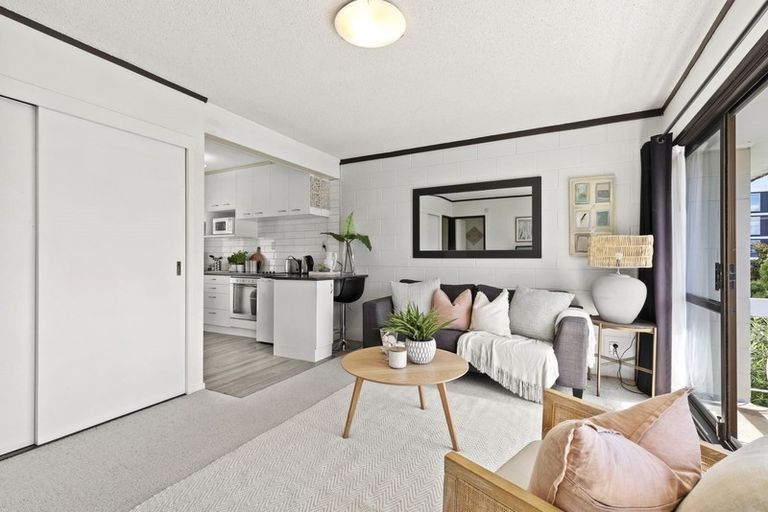 Photo of property in 9/1 Glen Road, Browns Bay, Auckland, 0630