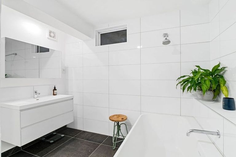 Photo of property in 6 Mollyhawk Place, Birkenhead, Auckland, 0626