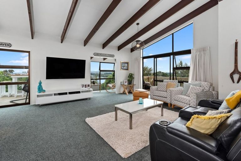 Photo of property in 17 Chatham Avenue, Paremoremo, Auckland, 0632