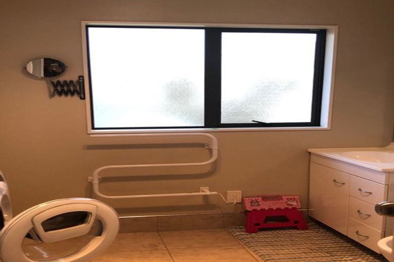 Photo of property in 1 Rixon Place, Te Atatu Peninsula, Auckland, 0610