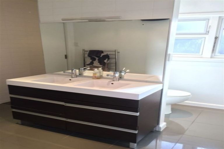 Photo of property in 48 Aikmans Road, Merivale, Christchurch, 8014