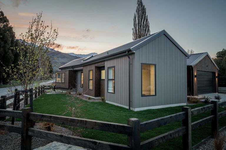 Photo of property in 1 Kamana Rise, Wanaka, 9382