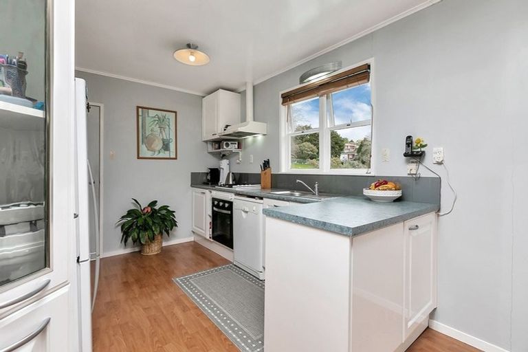 Photo of property in 21 Battle Place, Glenfield, Auckland, 0629