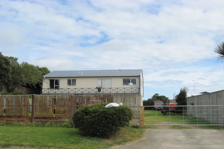 Photo of property in 21 Manga-pirau Street, Waikawa Beach, Manakau, 5573