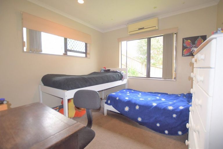 Photo of property in 24 View Ridge Drive, Ranui, Auckland, 0612