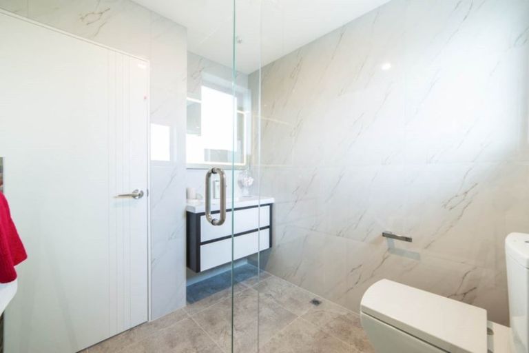 Photo of property in 128 Mcclymonts Road, Oteha, Auckland, 0632