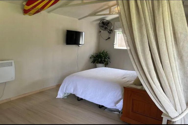 Photo of property in 34 North Piha Road, Piha, New Lynn, 0772