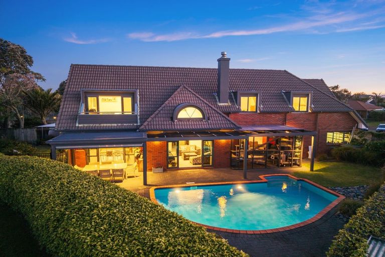 Photo of property in 28 Connemara Court, West Harbour, Auckland, 0618