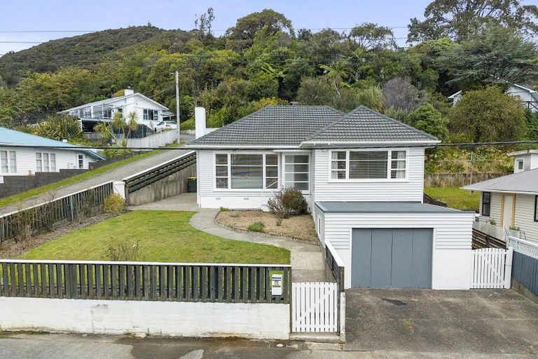Photo of property in 214 Waddington Drive, Naenae, Lower Hutt, 5011