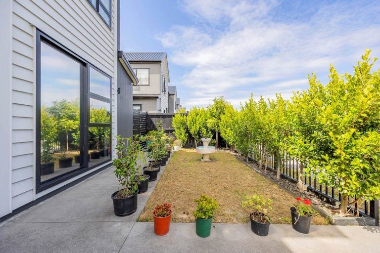 Photo of property in 16 Cara Avenue, Kumeu, 0810