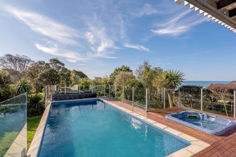 Photo of property in 3 Belleview Terrace, Mount Pleasant, Christchurch, 8081