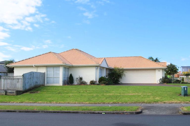 Photo of property in 8 Faldo Drive, Golflands, Auckland, 2013