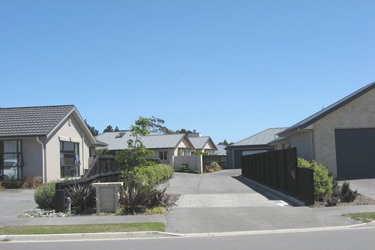 Photo of property in 10 Pohutukawa Crescent, Parklands, Christchurch, 8083