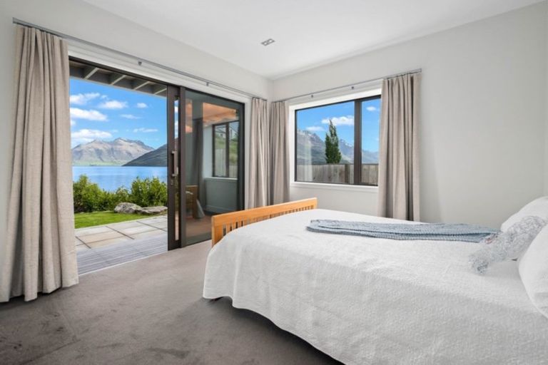 Photo of property in 62 Cedar Drive, Kelvin Heights, Queenstown, 9300