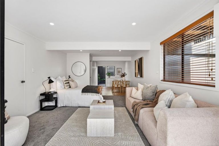 Photo of property in 2/10 Sylvan Park Avenue, Milford, Auckland, 0620