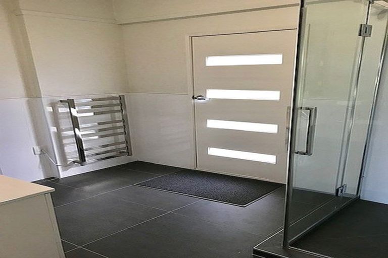 Photo of property in 1/1 Kaihu Street, Northcote, Auckland, 0627