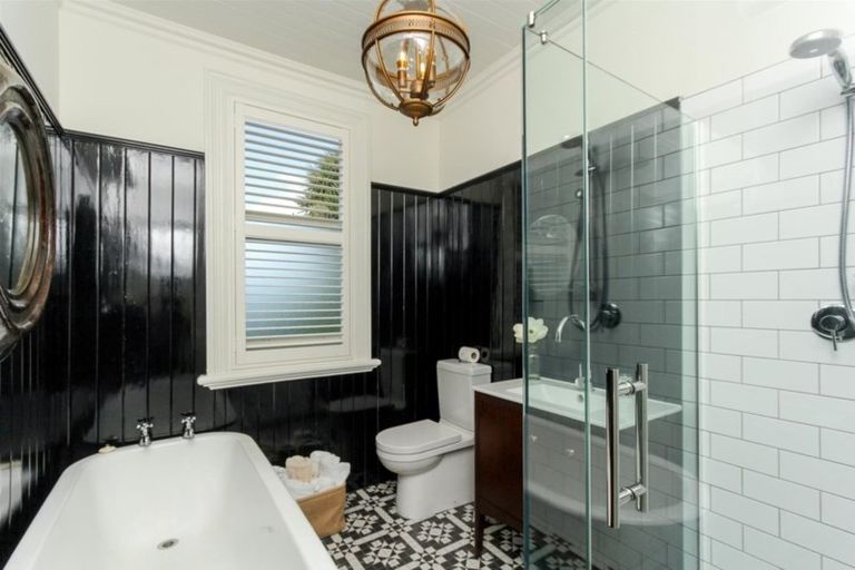 Photo of property in 28 Waiwaka Terrace, Strandon, New Plymouth, 4312