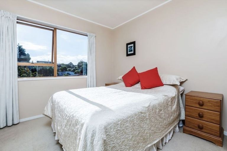 Photo of property in 28 King Richard Place, Browns Bay, Auckland, 0630