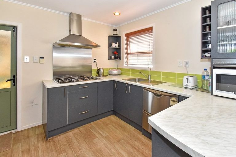 Photo of property in 2 Barnard Place, Manurewa East, Auckland, 2102