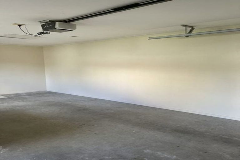 Photo of property in 2/106 Triangle Road, Massey, Auckland, 0614