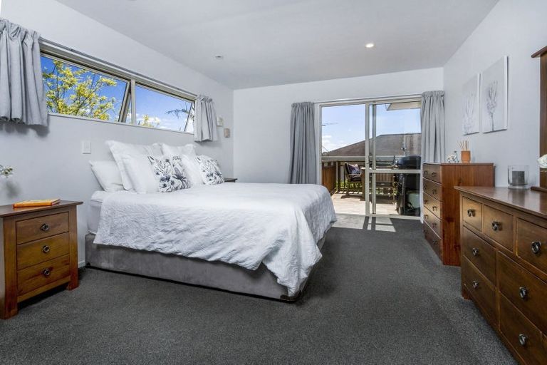 Photo of property in 2/133 Carlisle Road, Northcross, Auckland, 0632