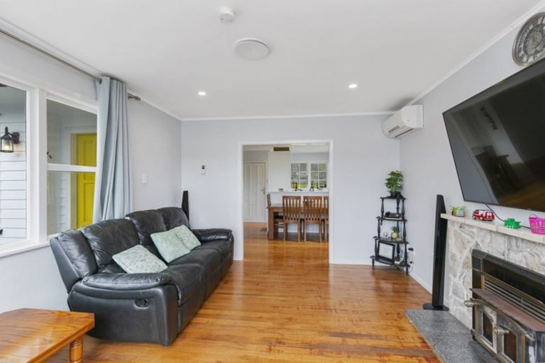 Photo of property in 8 Bellringer Crescent, Newlands, Wellington, 6037