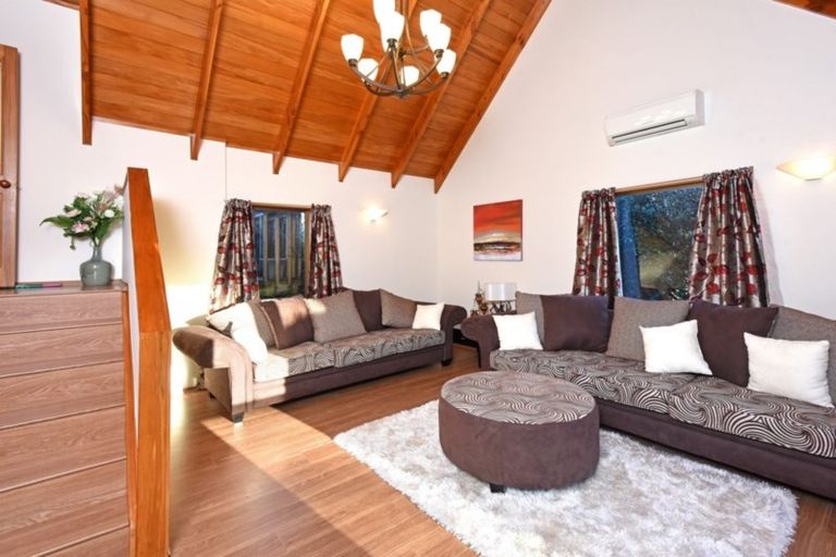 Photo of property in 6 Tilia Place, Totara Heights, Auckland, 2105