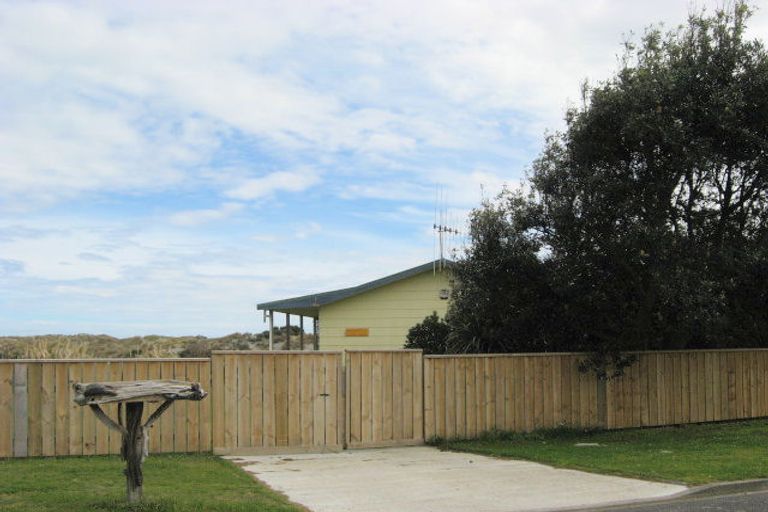 Photo of property in 15 Manga-pirau Street, Waikawa Beach, Manakau, 5573