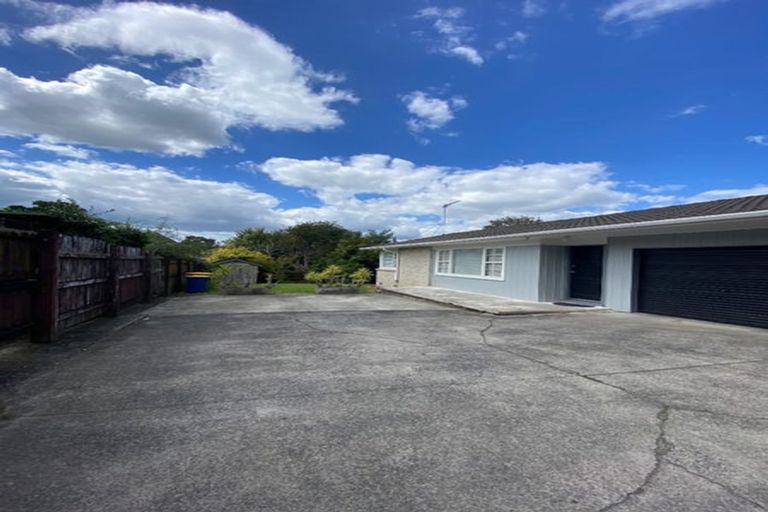 Photo of property in 2/23 Manhattan Heights, Glendene, Auckland, 0602