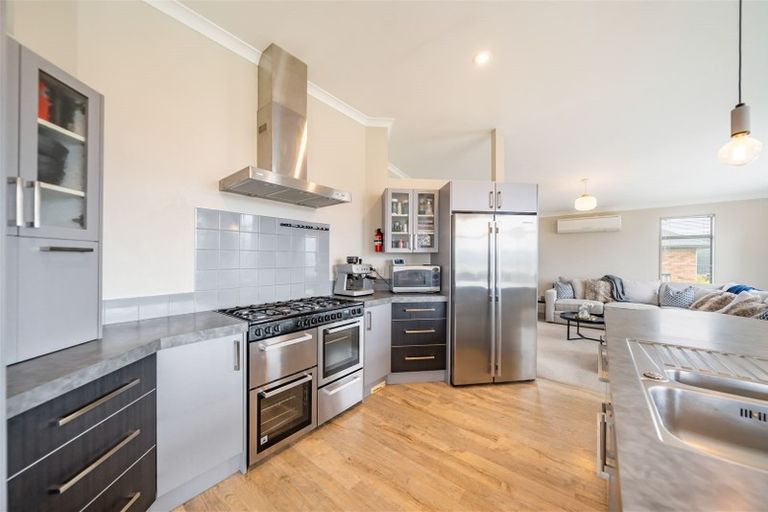 Photo of property in 15 James Nairn Grove, Riverstone Terraces, Upper Hutt, 5018
