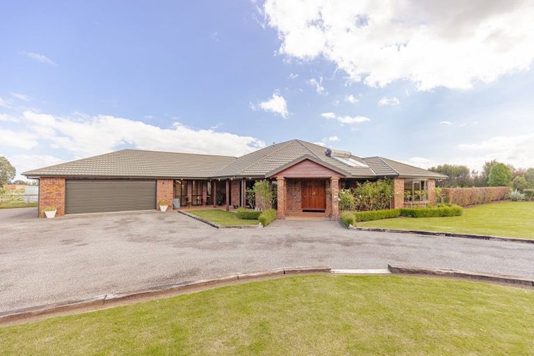 Photo of property in 35 Saint Oswalds Drive, Brunswick, 4571